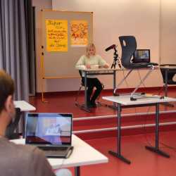 Sechstklässer verfolgen Vorlesewettbewerb per Live-Stream  Sechstklässer verfolgen Vorlesewettbewerb per Live-Stream