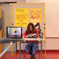 Sechstklässer verfolgen Vorlesewettbewerb per Live-Stream  Sechstklässer verfolgen Vorlesewettbewerb per Live-Stream