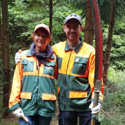 Fichten fällen und Kompass lesen: 8R im Waldlandheim Fichten fällen und Kompass lesen: 8R im Waldlandheim