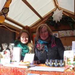 Stand am Weihnachtsmarkt ein toller Erfolg Stand am Weihnachtsmarkt ein toller Erfolg