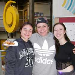 1BKSP gestaltet Weihnachtsstraße für Schüler*innen der Carl-Orff-Schule 1BKSP gestaltet Weihnachtsstraße für Schüler*innen der Carl-Orff-Schule