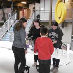1BKSP gestaltet Weihnachtsstraße für Schüler*innen der Carl-Orff-Schule 1BKSP gestaltet Weihnachtsstraße für Schüler*innen der Carl-Orff-Schule