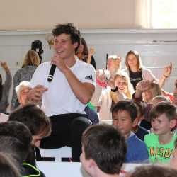 Wincent Weiss singt exklusiv für die Zinzendorfschüler Wincent Weiss singt exklusiv für die Zinzendorfschüler