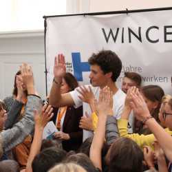Wincent Weiss singt exklusiv für die Zinzendorfschüler Wincent Weiss singt exklusiv für die Zinzendorfschüler