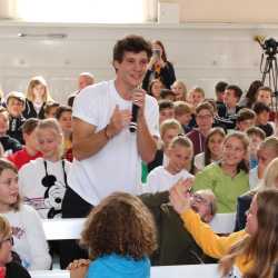 Wincent Weiss singt exklusiv für die Zinzendorfschüler Wincent Weiss singt exklusiv für die Zinzendorfschüler