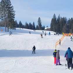 Wintersporttag der Klassen 7 bis 9: Ein fröhlicher Tag auf Schnee und Eis Wintersporttag der Klassen 7 bis 9: Ein fröhlicher Tag auf Schnee und Eis