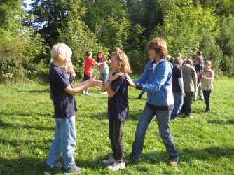 Spiele stärken Teamfähigkeit und Vertrauen Spiele stärken Teamfähigkeit und Vertrauen