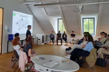 Ausbildung oder Studium – Welcher Weg bietet sich nach der Schule? Ausbildung oder Studium – Welcher Weg bietet sich nach der Schule?