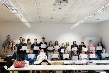 24 DELF-Diplome überreicht 24 DELF-Diplome überreicht