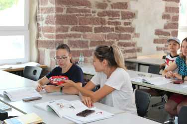 Ehrenamtlicher Deutschkurs an den Zinzendorfschulen eine große Hilfe ukrainische Geflüchtete