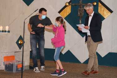 Ellenbogen-Check und Schokolade zur Begrüßung Ellenbogen-Check und Schokolade zur Begrüßung