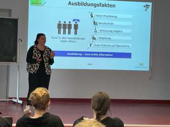 Botschafterinnen und Botschafter berichten aus der Praxis: Ausbildung und Studium in Baden-Württemberg Botschafterinnen und Botschafter berichten aus der Praxis: Ausbildung und Studium in Baden-Württemberg