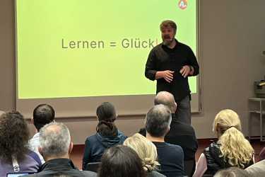 „Lernen ist Glück“ – Vortrag begeistert Eltern in Königsfeld „Lernen ist Glück“ – Vortrag begeistert Eltern in Königsfeld
