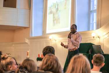 Mit leckeren Früchten helfen Mit leckeren Früchten helfen