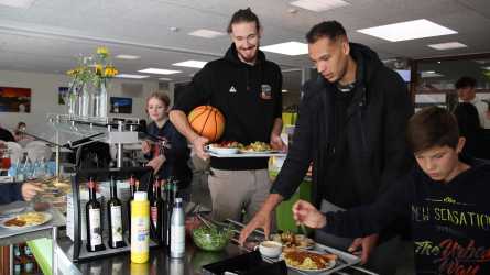 Basketball-Kooperation zwischen Zinzendorfschulen und Black Forest Panthers: Gewinner auf beiden Seiten Basketball-Kooperation zwischen Zinzendorfschulen und Black Forest Panthers: Gewinner auf beiden Seiten