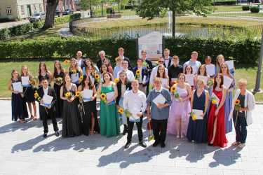 Mittlere Reife als solide Basis zum „Sprung ins Ungewisse“ Mittlere Reife als solide Basis zum „Sprung ins Ungewisse“