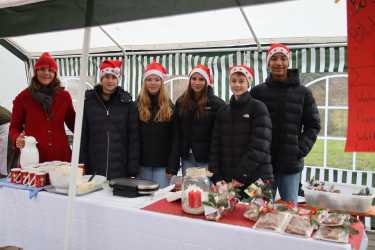 Punsch und Waffeln für Bildungsprojekt: AES-Schüler*innen beim Nikolausmarkt im CBH Punsch und Waffeln für Bildungsprojekt: AES-Schüler*innen beim Nikolausmarkt im CBH