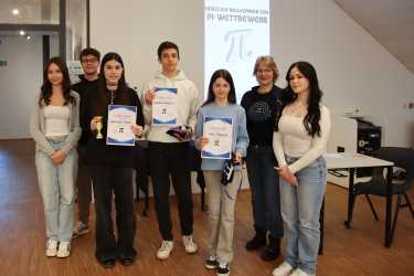 244 Nachkommastellen! Laura gewinnt den ersten Pi-Wettbewerb 244 Nachkommastellen! Laura gewinnt den ersten Pi-Wettbewerb