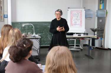 Theater gegen die Sucht: Eine bewegende Reise ins Unbekannte Theater gegen die Sucht: Eine bewegende Reise ins Unbekannte