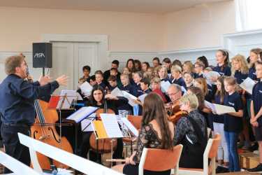 Chöre und Blasorchester in Bestform beim Schulkonzert (mit Film!)