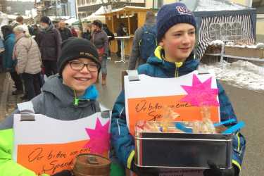 Schüler und Mitarbeiter spenden für verschiedene Projekte Schüler und Mitarbeiter spenden für verschiedene Projekte