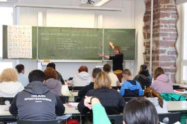Krisen-Börse-Königsfeld hilft Ukrainern - Lehrer geben Deutschkurse