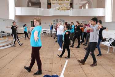 Gesang und Tanz mit Jugendlichen aus aller Welt Gesang und Tanz mit Jugendlichen aus aller Welt