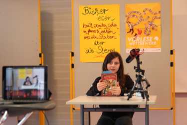 Sechstklässer verfolgen Vorlesewettbewerb per Live-Stream  Sechstklässer verfolgen Vorlesewettbewerb per Live-Stream