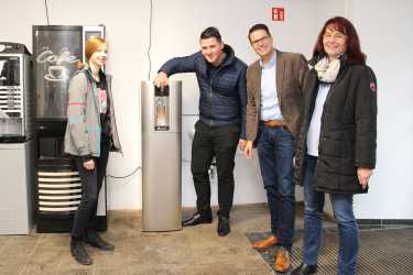 Frisches Wasser aus dem Spender Frisches Wasser aus dem Spender