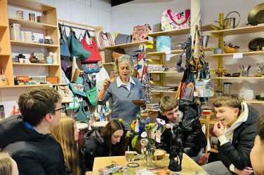 Global denken – lokal handeln: AES-Gruppen besuchen Eine-Welt-Laden Global denken – lokal handeln: AES-Gruppen besuchen Eine-Welt-Laden