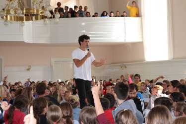 Wincent Weiss singt exklusiv für die Zinzendorfschüler Wincent Weiss singt exklusiv für die Zinzendorfschüler