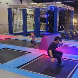 Internatler springen sich glücklich im Jumping Dome Internatler springen sich glücklich im Jumping Dome