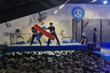 Internatler springen sich glücklich im Jumping Dome Internatler springen sich glücklich im Jumping Dome