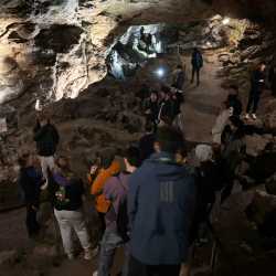 Internats-Schüler erkunden Tropfsteinhöhle Internats-Schüler erkunden Tropfsteinhöhle