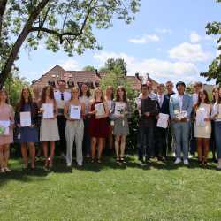 Jede Menge Preise für Abiturient*innen der Zinzendorfschulen Jede Menge Preise für Abiturient*innen der Zinzendorfschulen