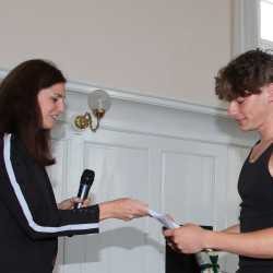 Jede Menge Preise für Abiturient*innen der Zinzendorfschulen Jede Menge Preise für Abiturient*innen der Zinzendorfschulen