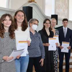 Jede Menge Preise für Abiturient*innen der Zinzendorfschulen Jede Menge Preise für Abiturient*innen der Zinzendorfschulen