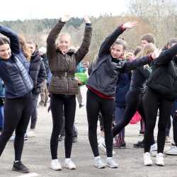 Jeder Schritt ist Geld: Schüler*innen laufen Runde um Runde für den guten Zweck durch den Wald Jeder Schritt ist Geld: Schüler*innen laufen Runde um Runde für den guten Zweck durch den Wald