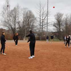 Jeder Schritt ist Geld: Schüler*innen laufen Runde um Runde für den guten Zweck durch den Wald Jeder Schritt ist Geld: Schüler*innen laufen Runde um Runde für den guten Zweck durch den Wald