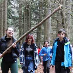 Jeder Schritt ist Geld: Schüler*innen laufen Runde um Runde für den guten Zweck durch den Wald Jeder Schritt ist Geld: Schüler*innen laufen Runde um Runde für den guten Zweck durch den Wald