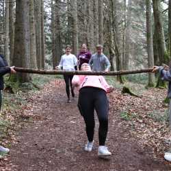 Jeder Schritt ist Geld: Schüler*innen laufen Runde um Runde für den guten Zweck durch den Wald Jeder Schritt ist Geld: Schüler*innen laufen Runde um Runde für den guten Zweck durch den Wald