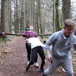 Jeder Schritt ist Geld: Schüler*innen laufen Runde um Runde für den guten Zweck durch den Wald Jeder Schritt ist Geld: Schüler*innen laufen Runde um Runde für den guten Zweck durch den Wald