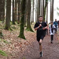 Jeder Schritt ist Geld: Schüler*innen laufen Runde um Runde für den guten Zweck durch den Wald Jeder Schritt ist Geld: Schüler*innen laufen Runde um Runde für den guten Zweck durch den Wald