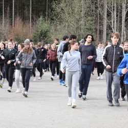 Jeder Schritt ist Geld: Schüler*innen laufen Runde um Runde für den guten Zweck durch den Wald Jeder Schritt ist Geld: Schüler*innen laufen Runde um Runde für den guten Zweck durch den Wald