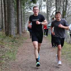 Jeder Schritt ist Geld: Schüler*innen laufen Runde um Runde für den guten Zweck durch den Wald Jeder Schritt ist Geld: Schüler*innen laufen Runde um Runde für den guten Zweck durch den Wald