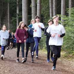 Jeder Schritt ist Geld: Schüler*innen laufen Runde um Runde für den guten Zweck durch den Wald Jeder Schritt ist Geld: Schüler*innen laufen Runde um Runde für den guten Zweck durch den Wald