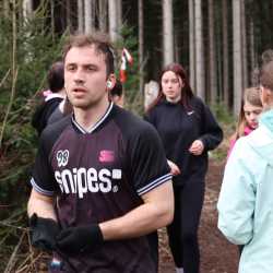 Jeder Schritt ist Geld: Schüler*innen laufen Runde um Runde für den guten Zweck durch den Wald Jeder Schritt ist Geld: Schüler*innen laufen Runde um Runde für den guten Zweck durch den Wald