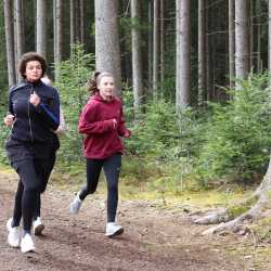 Jeder Schritt ist Geld: Schüler*innen laufen Runde um Runde für den guten Zweck durch den Wald Jeder Schritt ist Geld: Schüler*innen laufen Runde um Runde für den guten Zweck durch den Wald