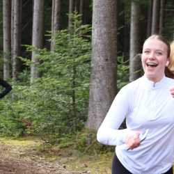 Jeder Schritt ist Geld: Schüler*innen laufen Runde um Runde für den guten Zweck durch den Wald Jeder Schritt ist Geld: Schüler*innen laufen Runde um Runde für den guten Zweck durch den Wald