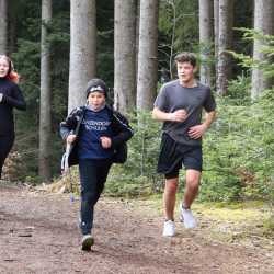 Jeder Schritt ist Geld: Schüler*innen laufen Runde um Runde für den guten Zweck durch den Wald Jeder Schritt ist Geld: Schüler*innen laufen Runde um Runde für den guten Zweck durch den Wald
